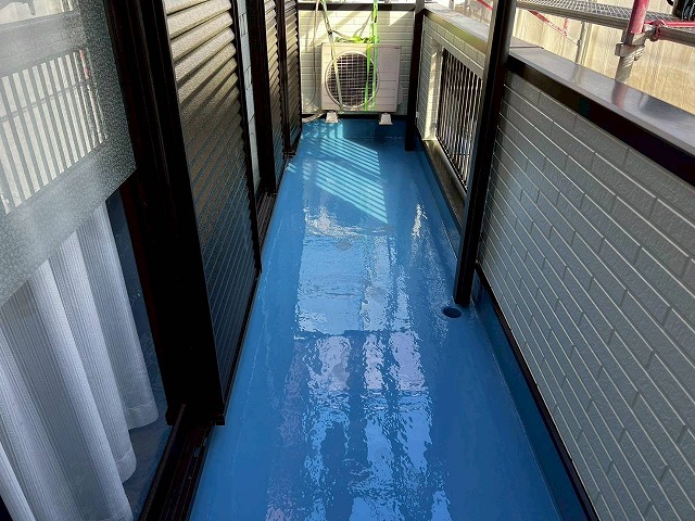 明石市のベランダで防水塗料全面に塗り終えたところ